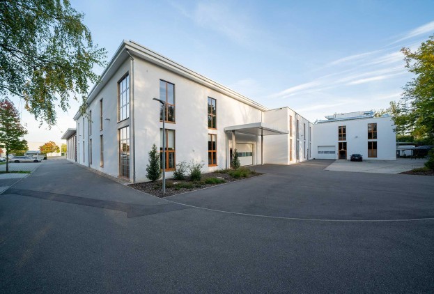 Montagehalle mit Bürogebäude