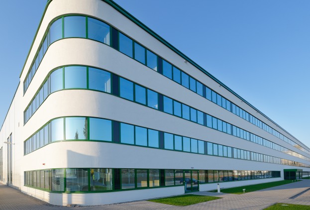 architekten-heroal-Firmengebaude mit gruenen Fensterprofilen