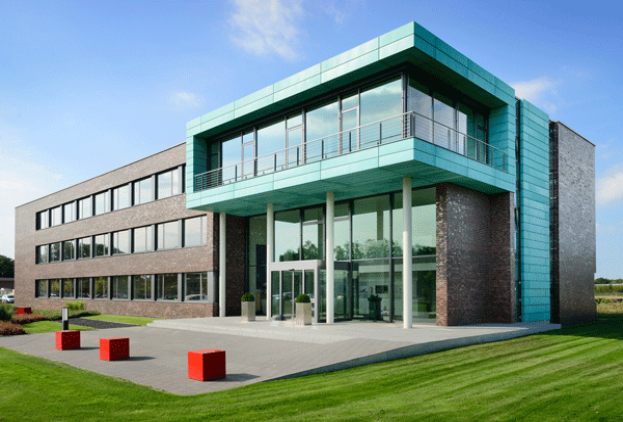 architekten-heroal-Firmengebaude mit grauer und tuerkiser Verkleidung