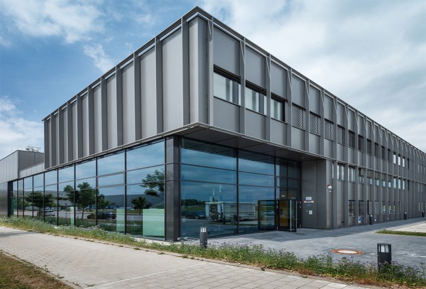 architekten-heroal-grau verkleidetes Gebaude mit Glasfassade