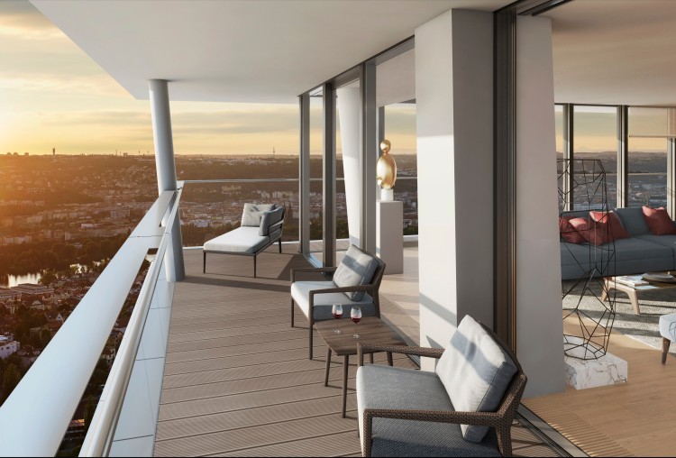 Smart Home-Balkon mit Stuehlen