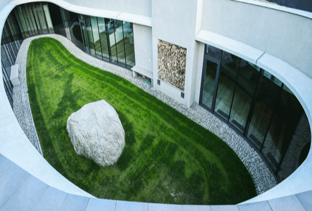 Aluminium Fenster-begruenter-Innenhof-mit-Zugang