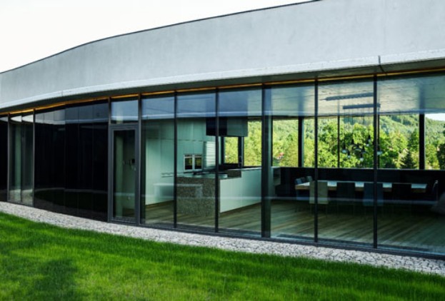 Terrassentuer-Aussenansicht-Glasfront