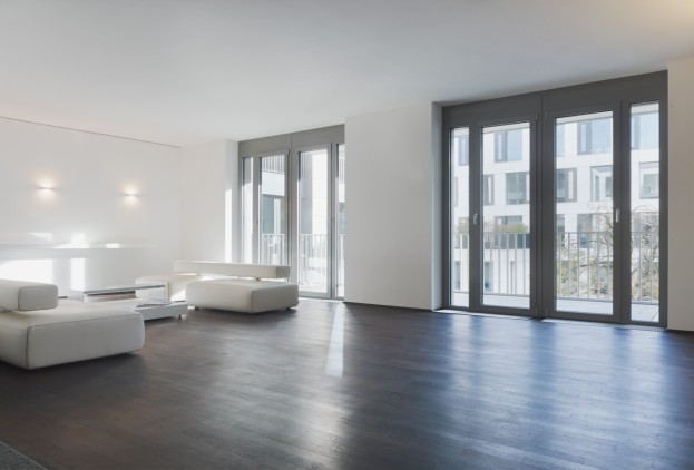 Terrassentuer-Fenstertuer-im-Wohnzimmer