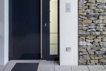 Detailansicht graue Haustür