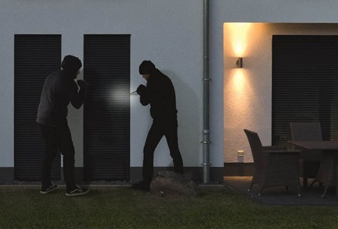 Elektrische Rolllaeden-Einbrecher bei Nacht